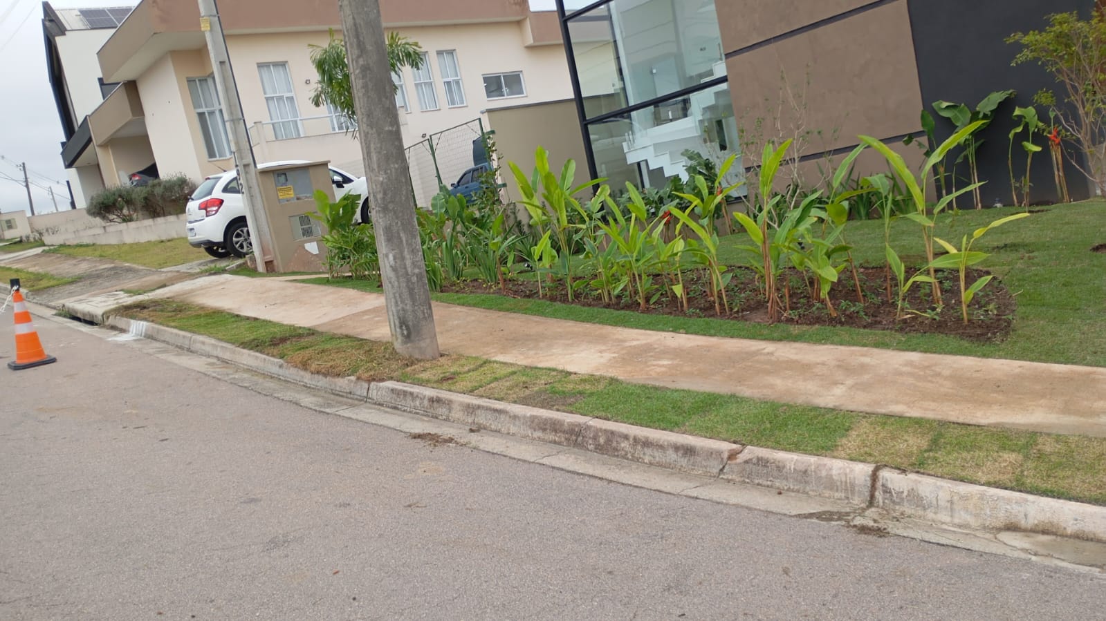 Fachada residencial com paisagismo em implantação